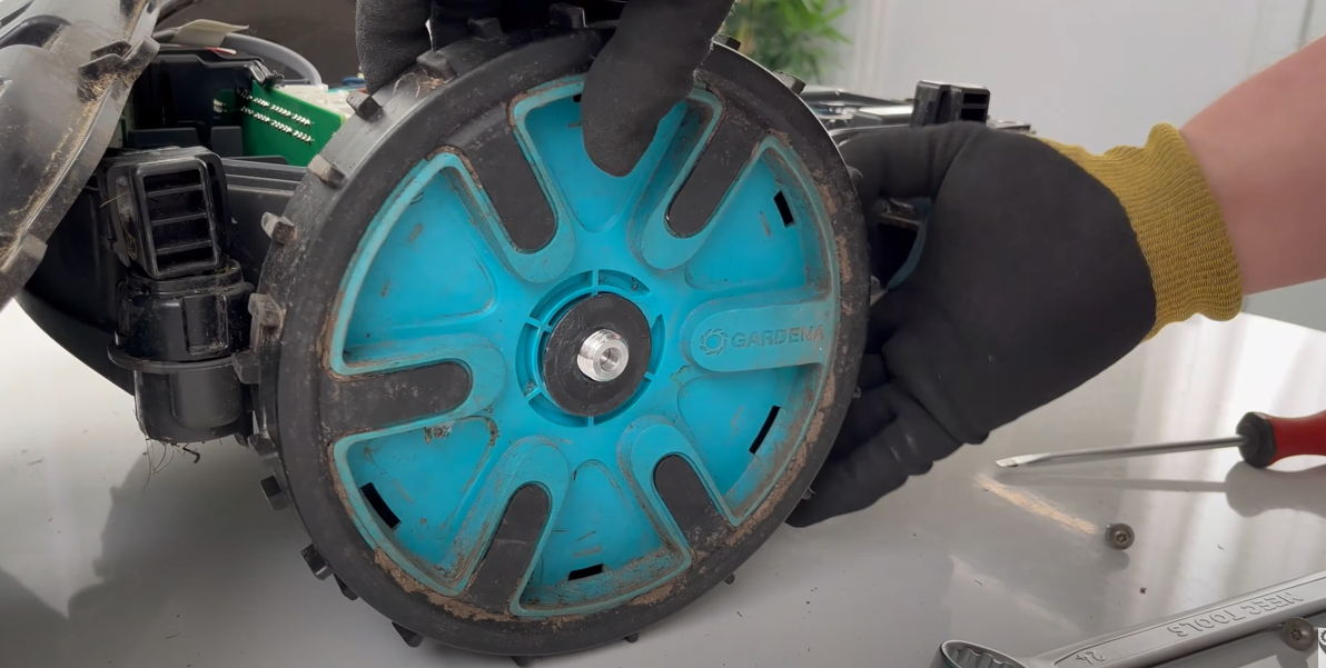 Bort med hjulet på robotgräsklippparen